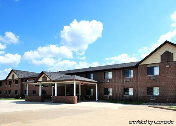 Econo Lodge Inn & Suites Dubuque Exterior photo