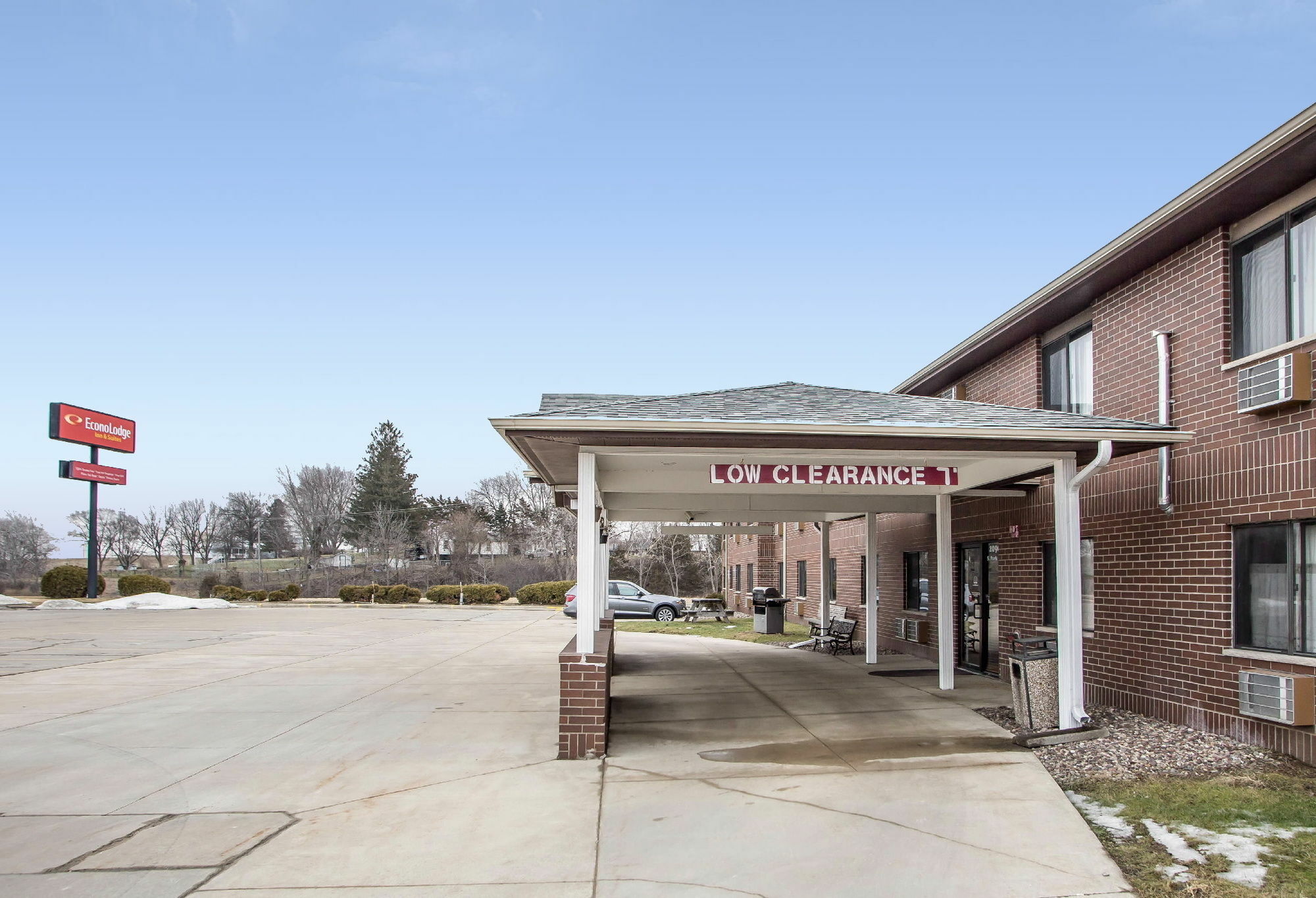 Econo Lodge Inn & Suites Dubuque Exterior photo